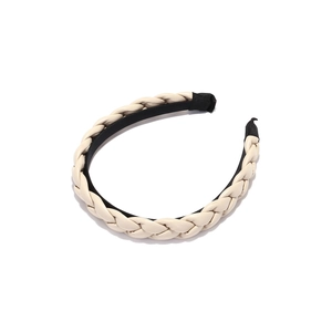 Détail d'un serre-tête en cuir tressé beige avec texture tissée et doublure intérieure douce