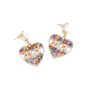 Vue macro de boucles d'oreilles cœur doré avec cristaux irisés et lettres ma en perles