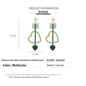 Dimensions détaillées des boucles d'oreilles cœur flèche avec strass verts et perles