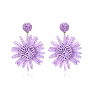 Boucles d'oreilles fleurs en raphia lavande faites main au style bohème sur fond blanc