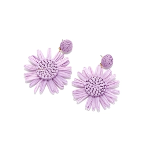 Détail de boucles d'oreilles tournesol en raphia violet fait main avec texture