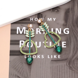 Détail de boucles d'oreilles Cupidon avec cristaux verts et perles blanches nacrées