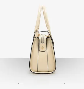 Vue latérale du sac à main beige en cuir verni avec finition brillante et détails dorés