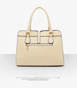 Vue arrière du sac à main crème à motif crocodile avec poche zippée dorée et anses solides