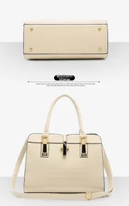 Vue détaillée du sac crème à motif croco avec pieds dorés et bandoulière réglable