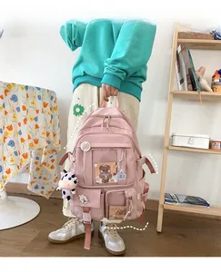 Grand sac à dos en nylon rose avec accessoires mignons porté par un mannequin de 165cm