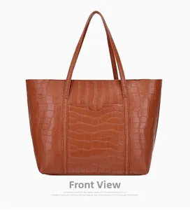 Vista frontale della borsa tote marrone con trama a coccodrillo e tasca decorativa