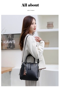Détail du sac bandoulière noir matelassé avec pompon et motif losange élégant