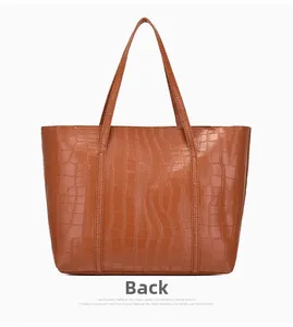 Vista posteriore della borsa tote marrone con stampa coccodrillo e design strutturato