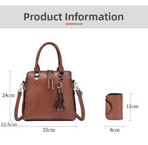 Détail de sac à main matelassé marron avec dimensions et accessoire à pompon