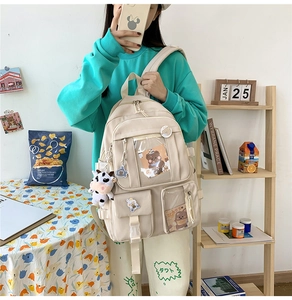 Détail du sac à dos en toile crème avec design multi-poches et fenêtres de bricolage