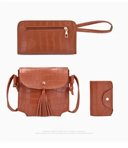 Dettaglio del set 3 pezzi marrone con trama coccodrillo, borsa a tracolla e pochette chic