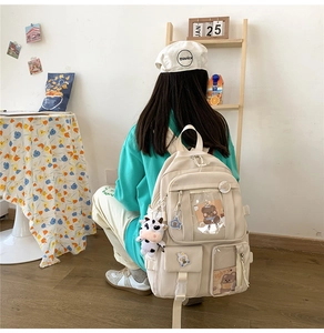 Détail du sac à dos en toile crème avec poches transparentes et motifs d'ours