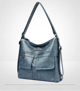 Detalle del bolso bandolera azul Morandi con grano de lichi y diseño de múltiples bolsillos