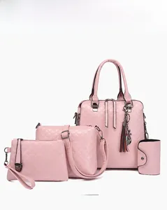 Détail de l'ensemble de 4 sacs à main en cuir rose matelassé avec pompon chat