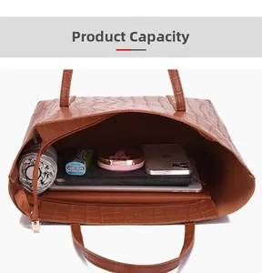 Vista dettagliata dell'interno della borsa tote marrone goffrata con ampia capacità