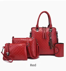 Détail d'un ensemble de 4 sacs rouges en similicuir matelassé avec cabas et pochette