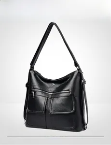 Vista frontal de 45 grados del bolso hobo negro con bolsillo de cremallera y logotipo