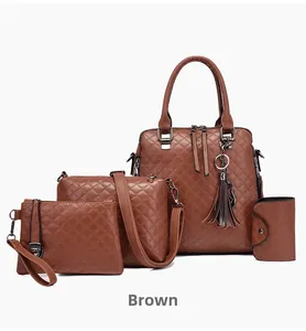 Vue détaillée du set de 4 sacs à main marrons en similicuir matelassé avec un pompon