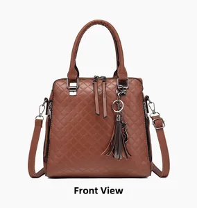Vue de face du sac à main marron matelassé avec charme de chat sur fond blanc neutre