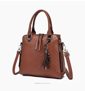 Vue latérale du sac à main matelassé marron avec pendentif chat et détails de couture