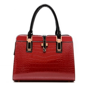 Sac à main rouge élégant à texture crocodile avec anses noires et fini verni