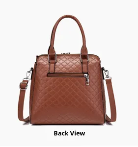 Détail du dos du sac à main matelassé marron avec poche zippée et bandoulière réglable