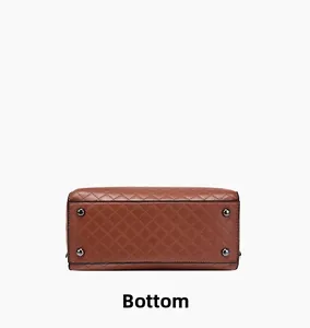 Vue détaillée du fond d'un sac à main marron matelassé avec quatre pieds métalliques