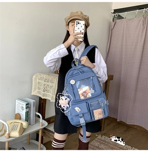 Détail d'un sac à dos scolaire bleu imperméable avec poches transparentes et peluche