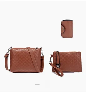 Détail d'un ensemble 3 pièces en similicuir matelassé marron avec sac et pochettes