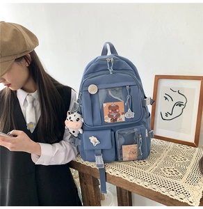 Détails du sac à dos scolaire bleu avec fermetures éclair et accessoires de dessin animé