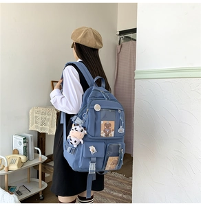 Sac à dos d'école bleu en nylon avec poches multiples, peluche vache et badges mignons