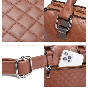 Détails de la texture en cuir matelassé marron et des ferrures métalliques du sac à bandoulière