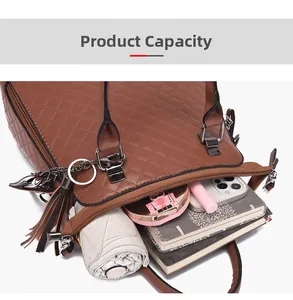 Détail du sac à main matelassé marron montrant sa grande capacité pour les objets du quotidien