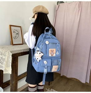 Sac à dos bleu en toile avec poches multiples et pendentif vache en peluche