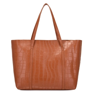 Borsa tote marrone caramello con motivo coccodrillo goffrato e spalline sottili