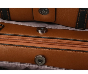 Detailopname van bruine tas binnenkant met magnetische sluiting en rits voor vrouwen