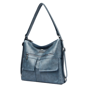 Bolso de hombro grande azul marino en cuero sintético con múltiples cremalleras y detalles plata