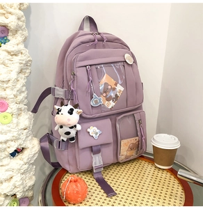 Détail du sac à dos scolaire violet avec fenêtres transparentes et charmes mignons
