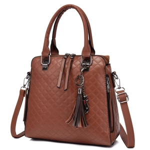 Elegante borsa da donna in pelle PU trapuntata marrone con ciondolo a gatto e tracolla