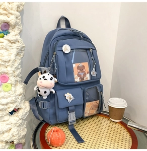 Détail du sac à dos en nylon bleu Morandi avec poches transparentes et pendentifs mignons