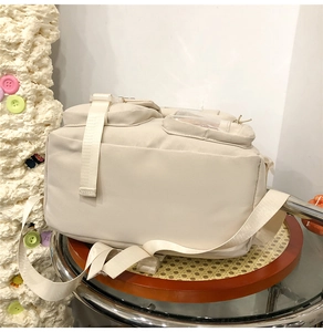 Détails du sac à dos décontracté crème avec plusieurs poches et sangles réglables