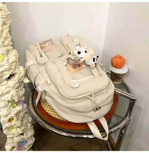 Détail du sac à dos en toile de style japonais avec poches et pendentif en peluche