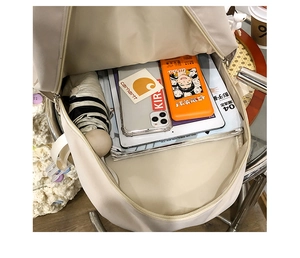 Vue détaillée de l'intérieur du sac à dos à grande capacité et ses compartiments