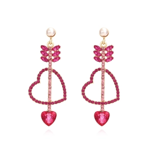 Boucles d'oreilles dorées avec flèche en cristal rose et pendentif cœur rouge serti