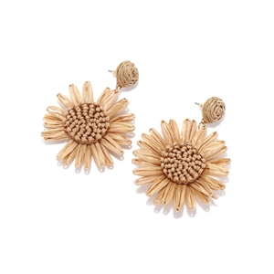 Détail de boucles d'oreilles tournesol en raphia fait main avec texture tressée fine