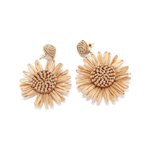 Détails des boucles d'oreilles tournesol en raphia tissé avec texture naturelle