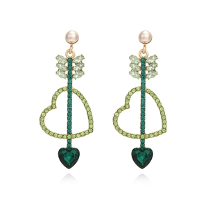 Boucles d'oreilles cœur et flèche de luxe avec cristaux verts et perles sur base dorée
