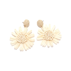 Détail des boucles d'oreilles tournesol en raphia fait main avec texture tissée