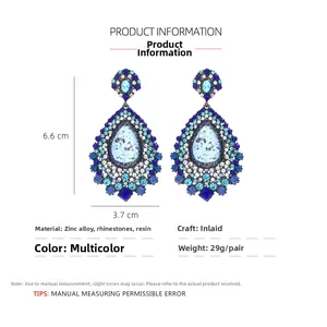 Vue détaillée de boucles d'oreilles bohèmes en forme de goutte et strass bleus